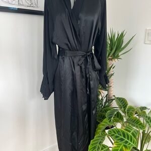 NWT Oscar de la Renta Black Satin Robe with Lace Trim